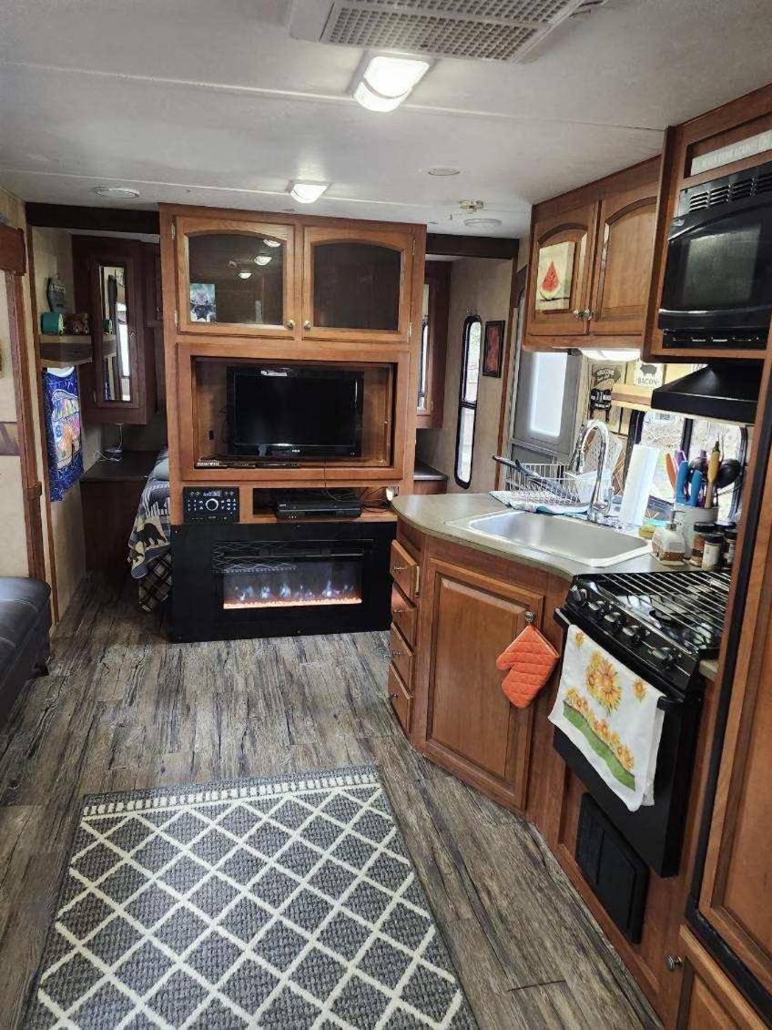 Rv Adventure Roscoe Pet Friendly Ξενοδοχείο Εξωτερικό φωτογραφία